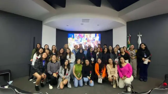 Mujeres estudiantes celebradas por sus proyectos en campus Toluca. Foto Itzi Téllez