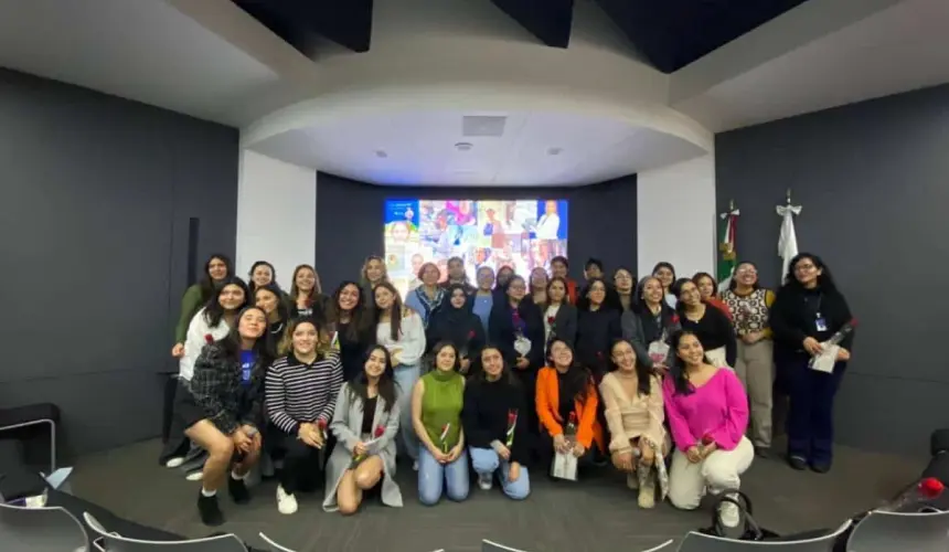 Mujeres estudiantes celebradas por sus proyectos en campus Toluca. Foto Itzi Téllez