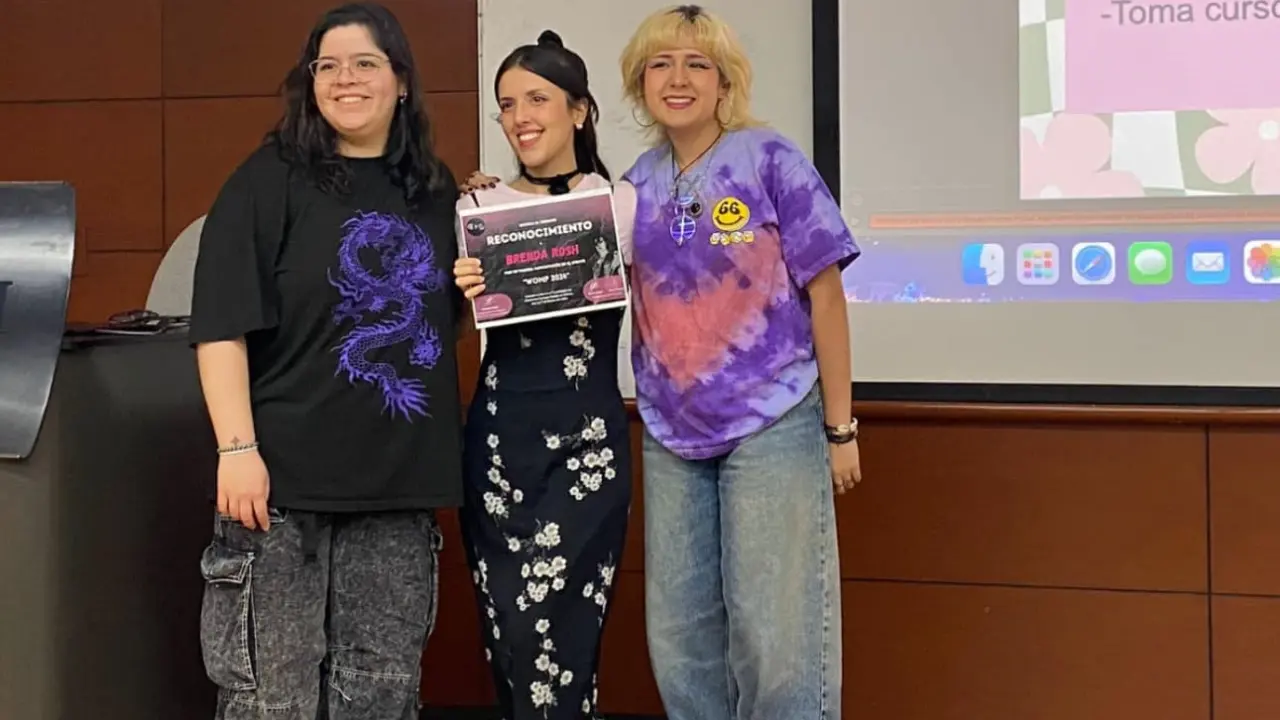 Ana Franco y Karen Cruz, productoras de la tercera edición del WOMP, con una de sus ponentes, Brenda Rosh, cantautora, bailarina y productora. Foto Tiffany Gabriela.