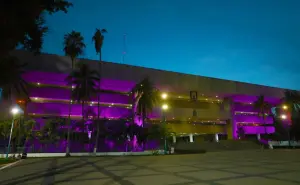 En Culiacán iluminan de morado el Palacio de Gobierno, por el Día Internacional de la Mujer