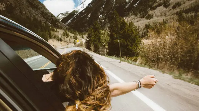 Recomendaciones para viajar seguro en carretera. Foto: averie woodard