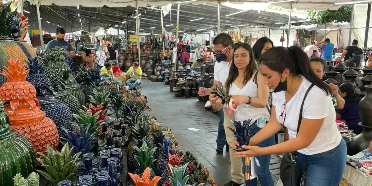 Infinidad de artesanías podrás encontrar en el Tianguis de Domingo de Ramos de Uruapan.