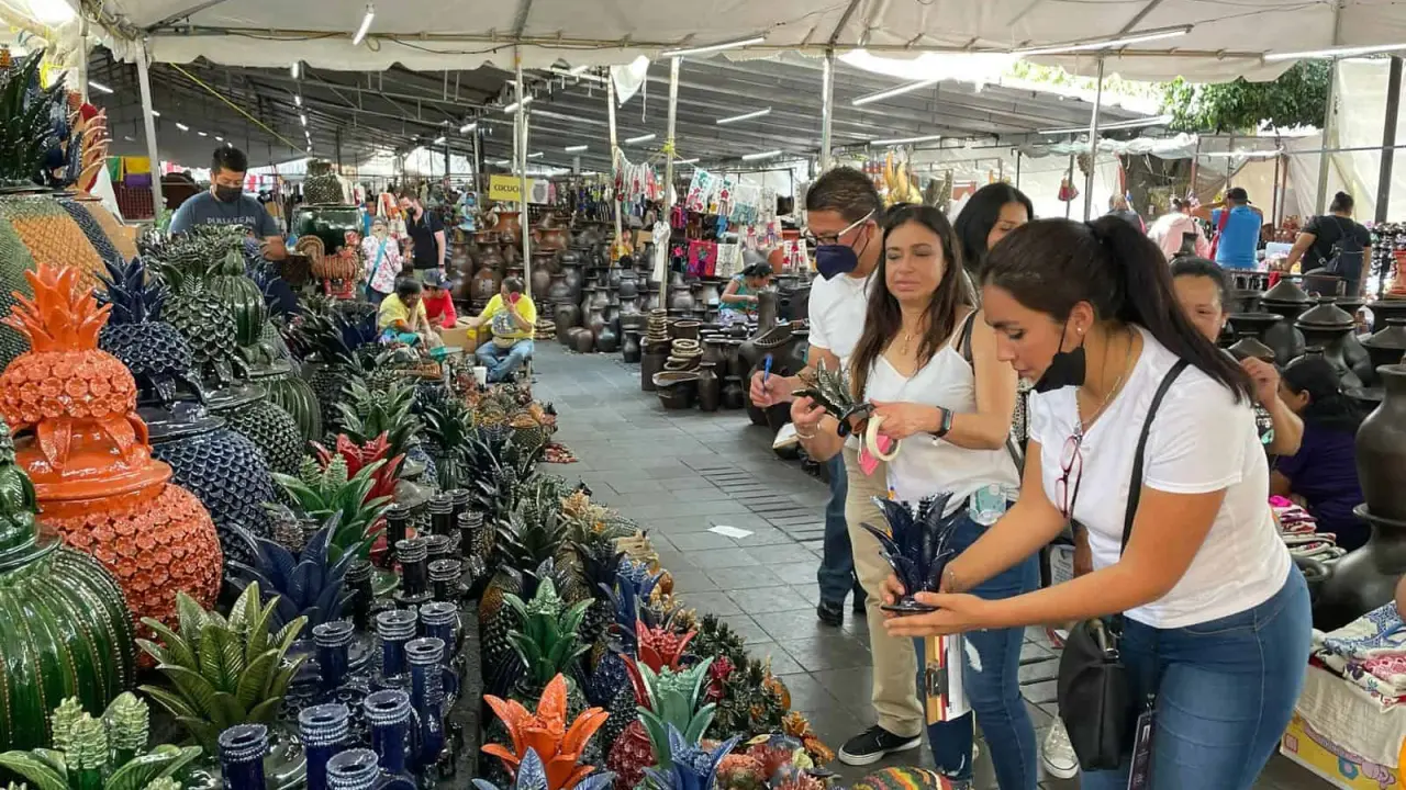 Infinidad de artesanías podrás encontrar en el Tianguis de Domingo de Ramos de Uruapan.