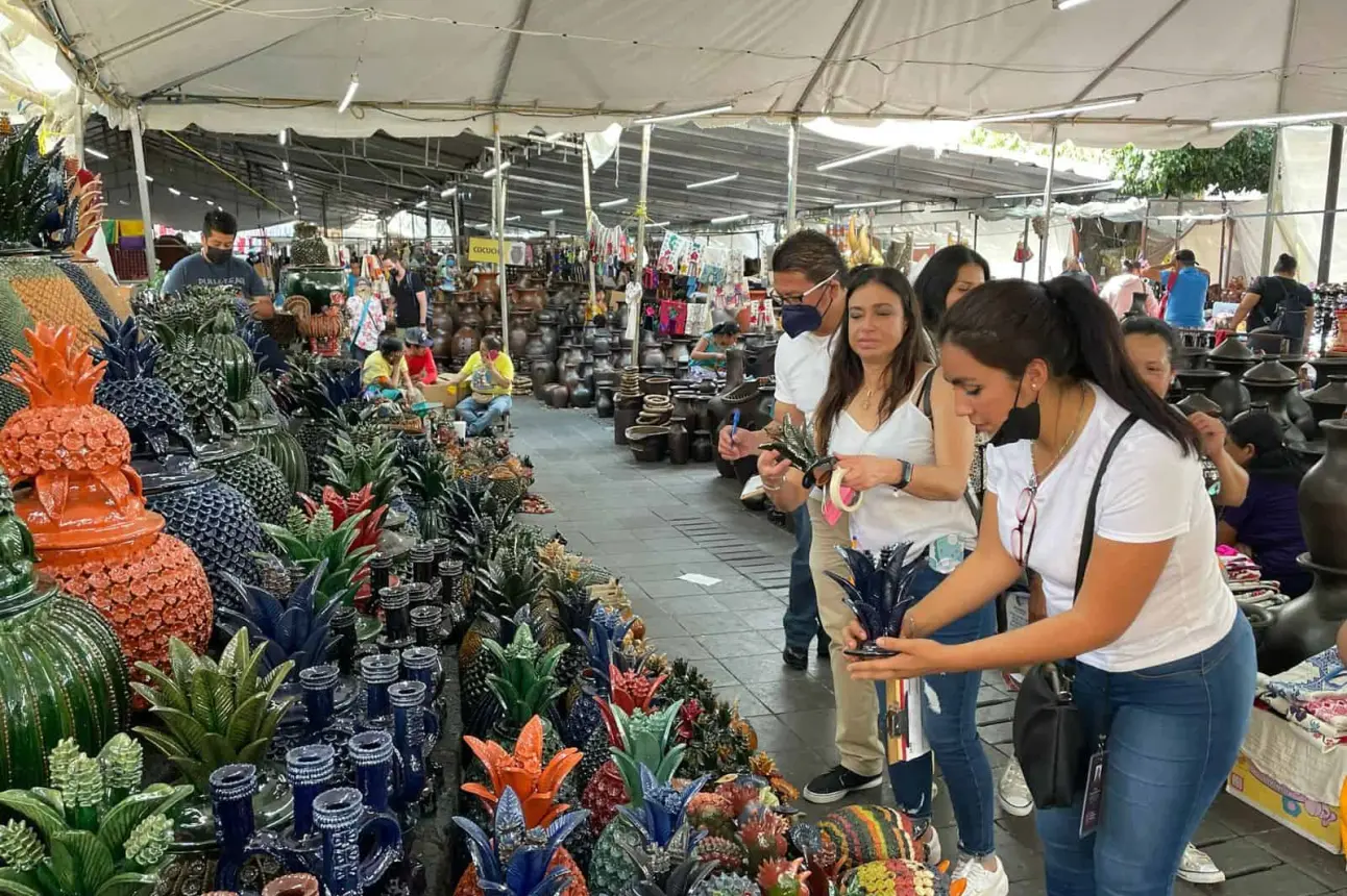 Infinidad de artesanías podrás encontrar en el Tianguis de Domingo de Ramos de Uruapan.