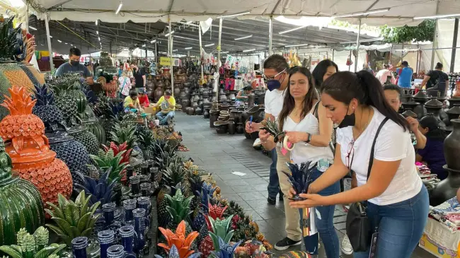 Infinidad de artesanías podrás encontrar en el Tianguis de Domingo de Ramos de Uruapan.