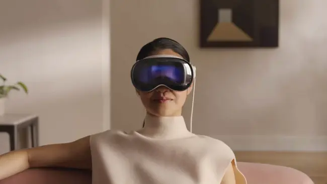 Mujer utilizando las Vision Pro. Imagen Apple