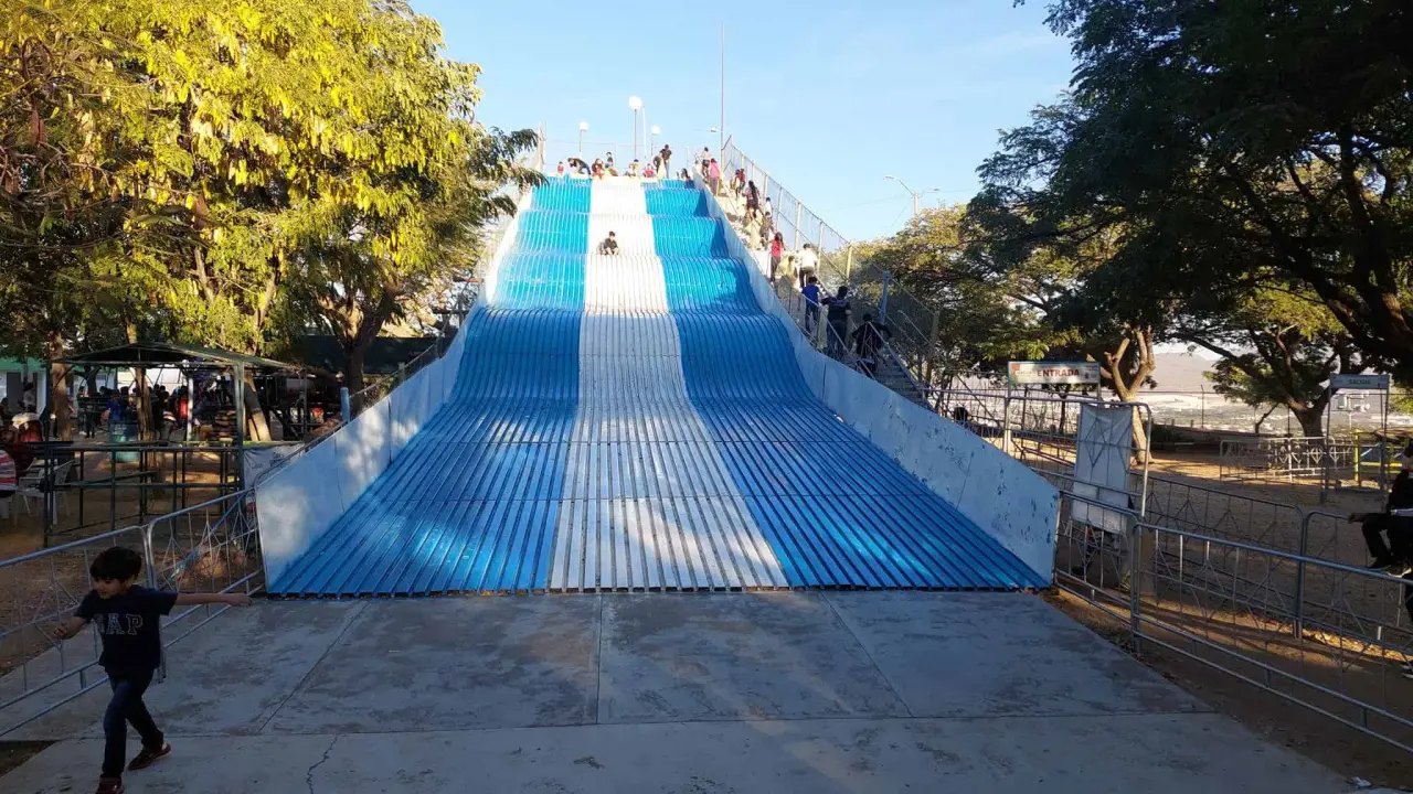 Área de resbaladilla del Parque 87.