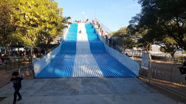 Área de resbaladilla del Parque 87.