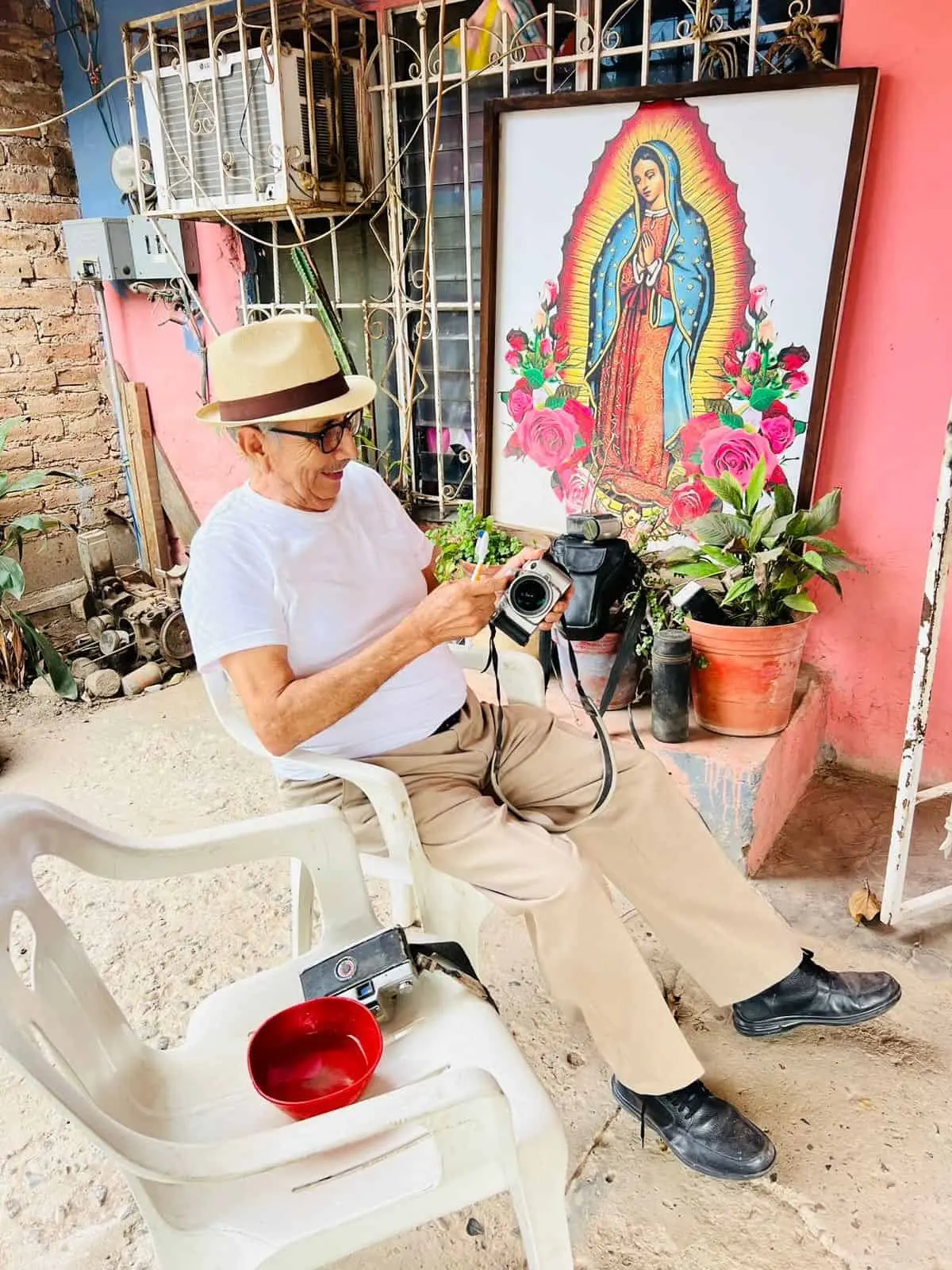 Alejandro Ríos, el fotógrafo cuida sus cámaras.