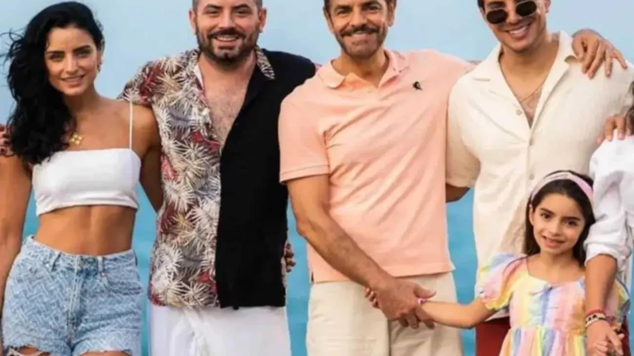 Eugenio Derbez alrededor de sus hijos.