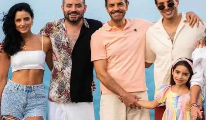 Eugenio Derbez alrededor de sus hijos.