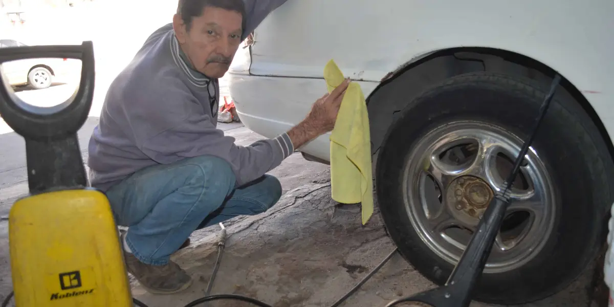 Jesús Abel, desde hace más de dos décadas se dedica a darle limpieza a los automóviles. Foto: Juan Madrigal