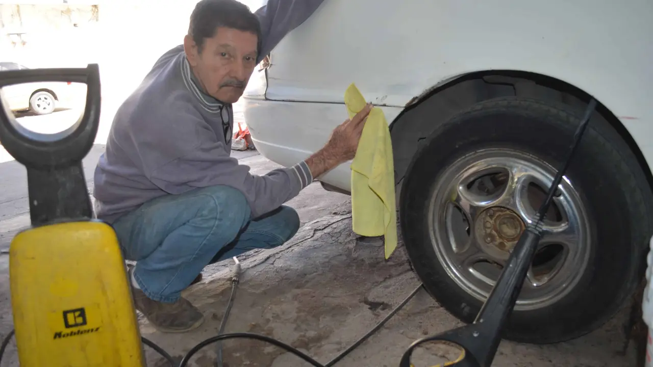 Jesús Abel, desde hace más de dos décadas se dedica a darle limpieza a los automóviles. Foto: Juan Madrigal