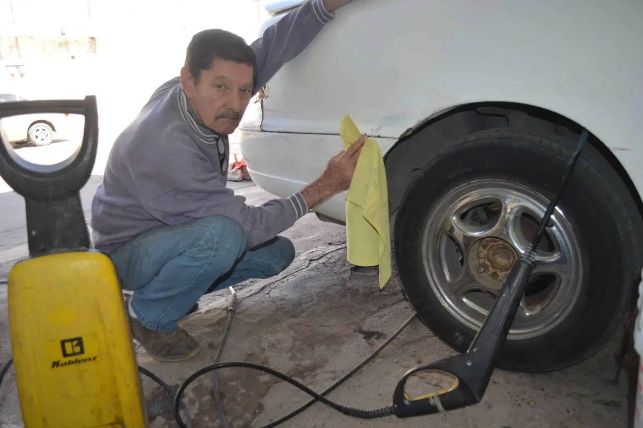 Jesús Abel, desde hace más de dos décadas se dedica a darle limpieza a los automóviles. Foto: Juan Madrigal
