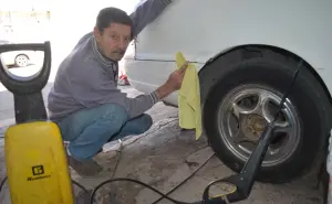 ¡Padre ejemplar! A sus 72 años Jesús Abel, lava carros para sacar adelante a su hija Mabel en Culiacán