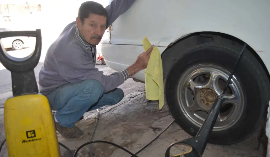 Jesús Abel, desde hace más de dos décadas se dedica a darle limpieza a los automóviles. Foto: Juan Madrigal