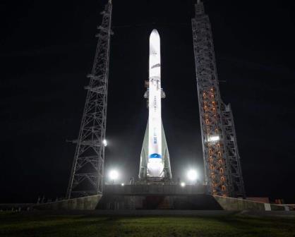 Blue Origin presenta el nuevo vehículo Glenn en su plataforma de lanzamiento