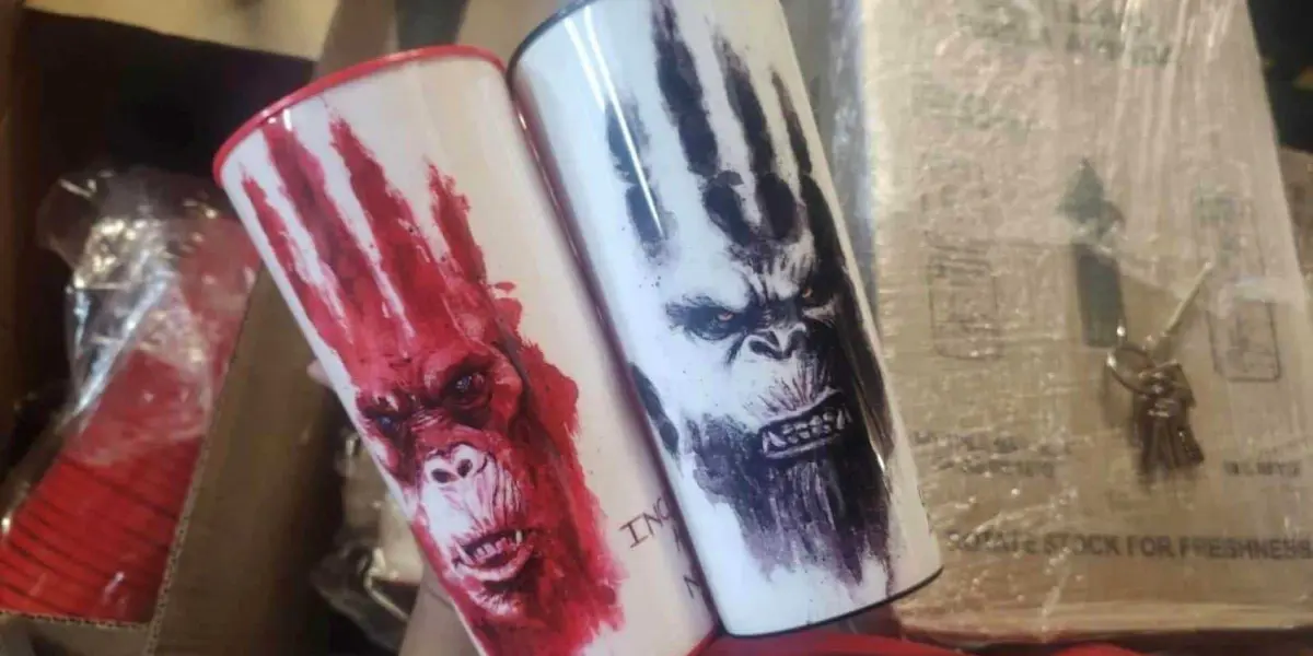 Vasos y figuras de Godzilla y Kong en Cinemex. Foto: Coleccionables de Cine y Más