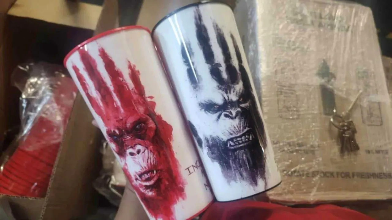 Vasos y figuras de Godzilla y Kong en Cinemex. Foto: Coleccionables de Cine y Más