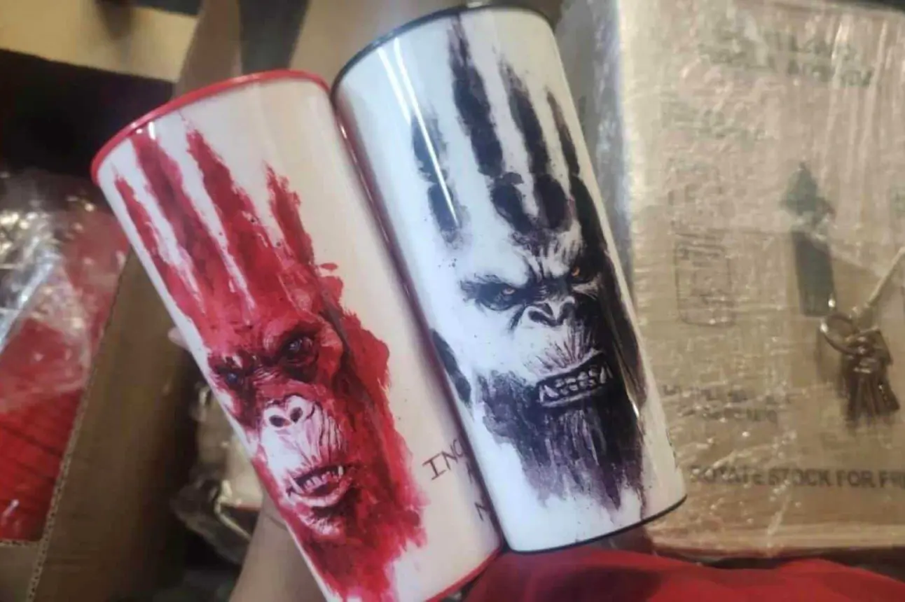 Vasos y figuras de Godzilla y Kong en Cinemex. Foto: Coleccionables de Cine y Más