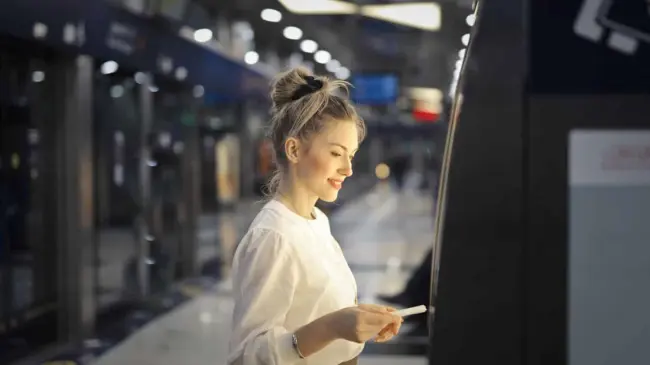 Aquí te decimos que puedes hacer si el cajero automático no te dio todo el dinero que solicitaste. Foto: Unsplash