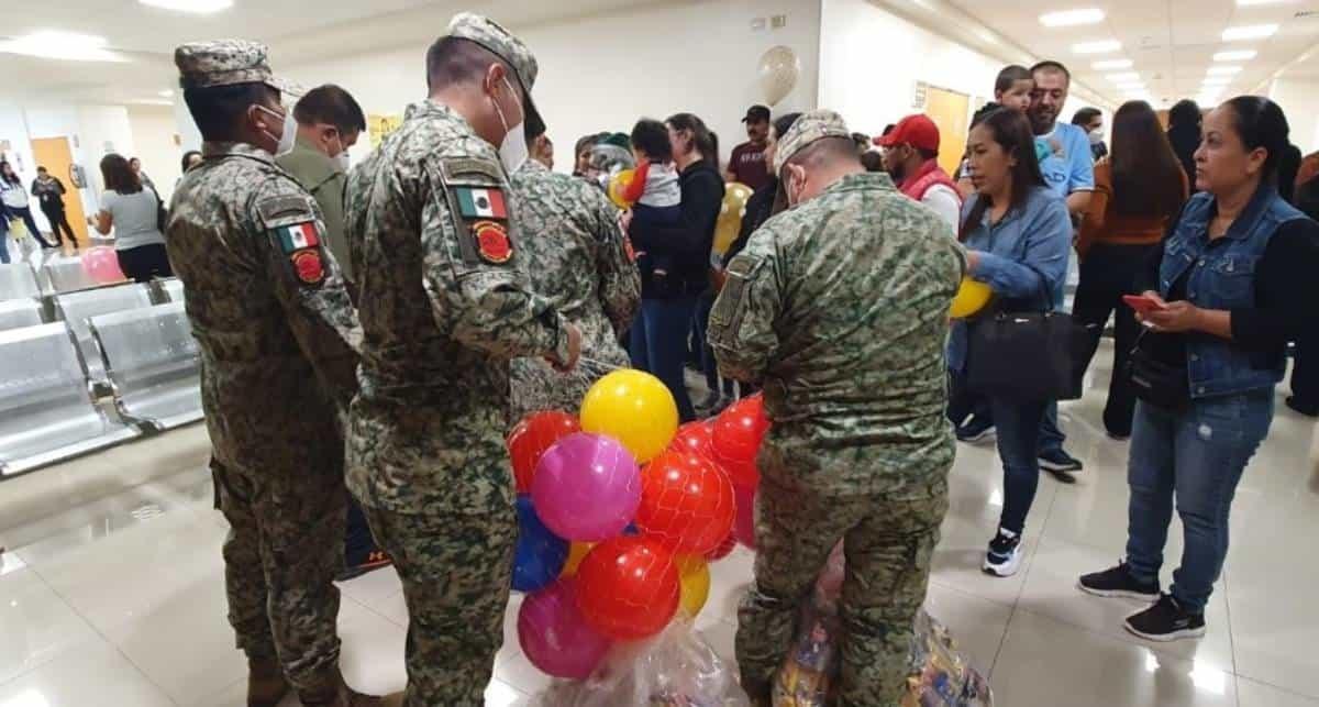 Miembros de la Guardia Nacional, Sedena y Fiscalía Sinaloa entregan juguetes a niños del Hospital Pediátrico. Imagen Construyendo Paz