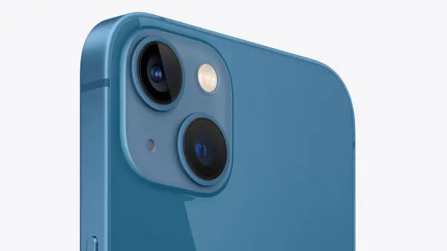 El iPhone 13 tiene un diseño moderno que se mantiene vigente en 2024. Foto: Apple