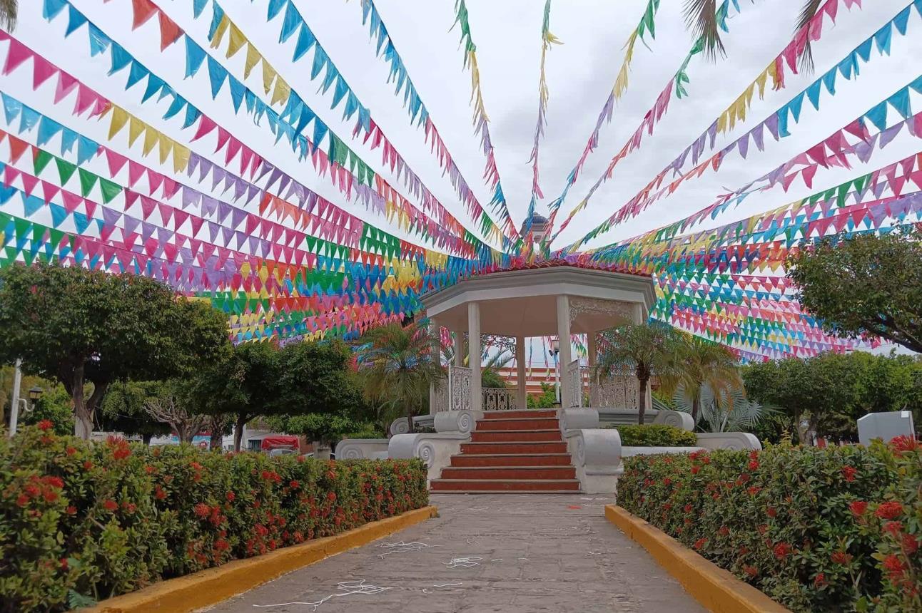 Plazuela municipal en San Ignacio, Sinaloa.