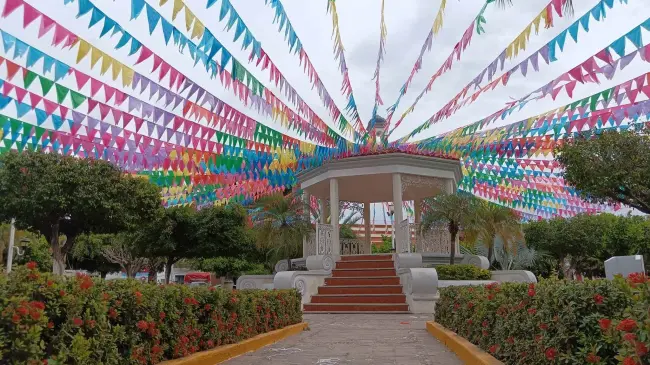 Plazuela municipal en San Ignacio, Sinaloa.