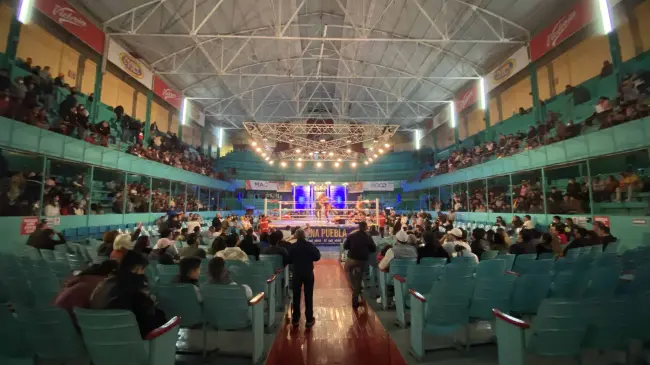 Interior de la Arena Puebla. Foto Wikipedia