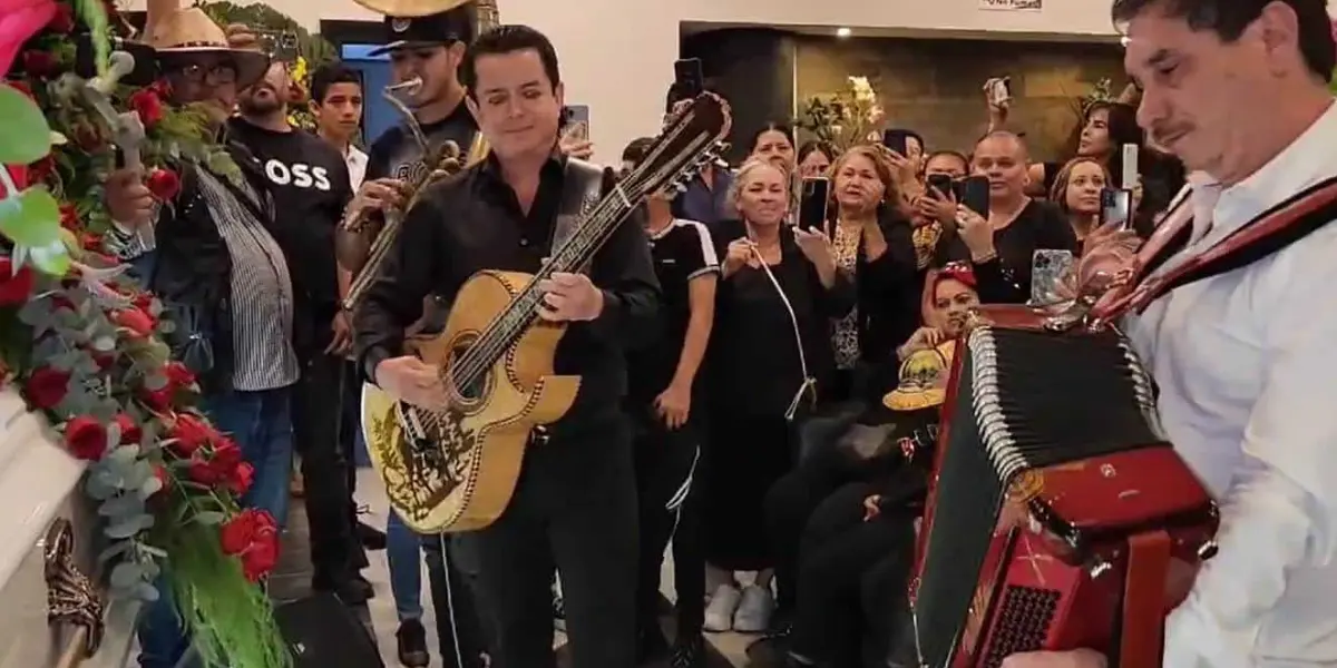 Los Alegres del Barranco le cantan su cumbia a la Gilbertona.