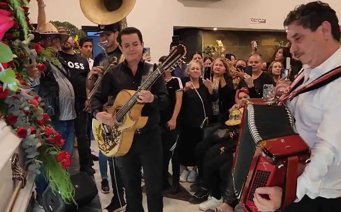 Los Alegres del Barranco le cantan su cumbia a la Gilbertona.