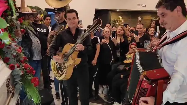 Los Alegres del Barranco le cantan su cumbia a la Gilbertona.