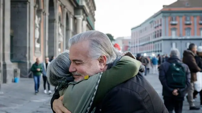 Personas dándose un abrazo en la calle. Imagen de Gennaro Leonardi en Pixabay