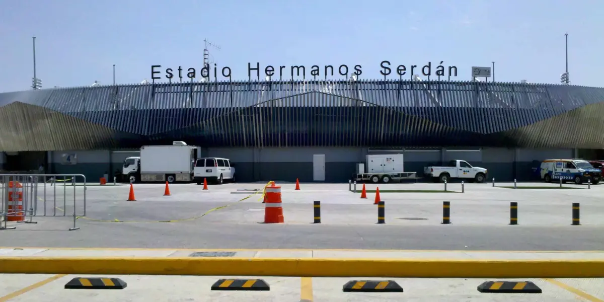 Fachada estadio Hermanos Serdán en Puebla. Foto Wikipedia