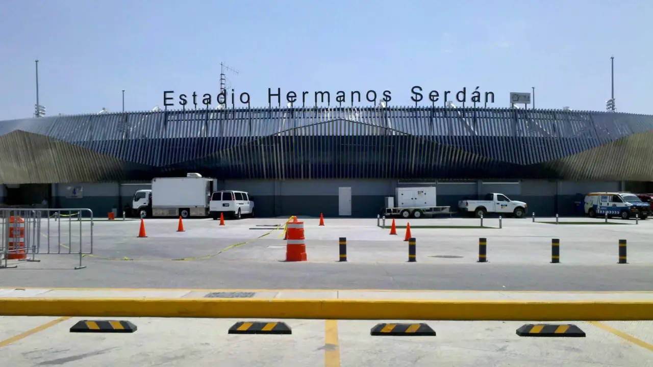 Fachada estadio Hermanos Serdán en Puebla. Foto Wikipedia