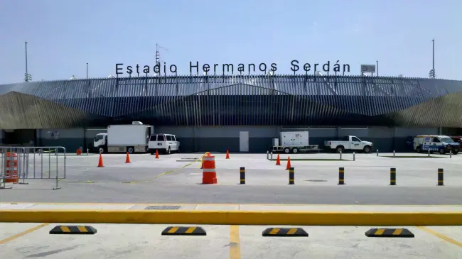 Fachada estadio Hermanos Serdán en Puebla. Foto Wikipedia