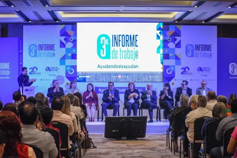 La mesa de presidium durante el informe de labores de Córdova Arista.