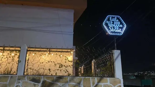 Fachada del restaurante Little Waffle Street. Foto Ana Suárez