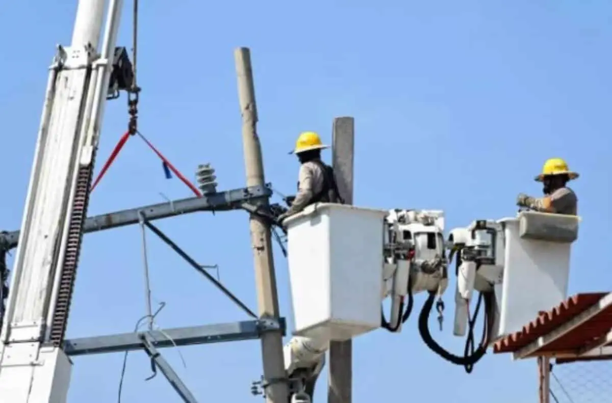 Trabajadores arreglando el servicio de luz en Acapulco. Foto Francisco Robles | AFP