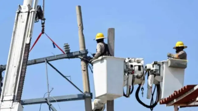 Trabajadores arreglando el servicio de luz en Acapulco. Foto Francisco Robles | AFP