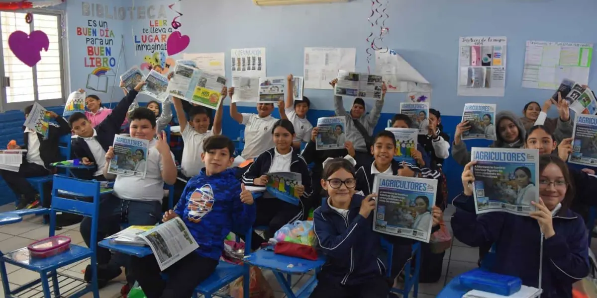 Niños de primaria en Culiacán leyendo el periódico Tus Buenas Noticias - Agricultores. Foto Lino Ceballos