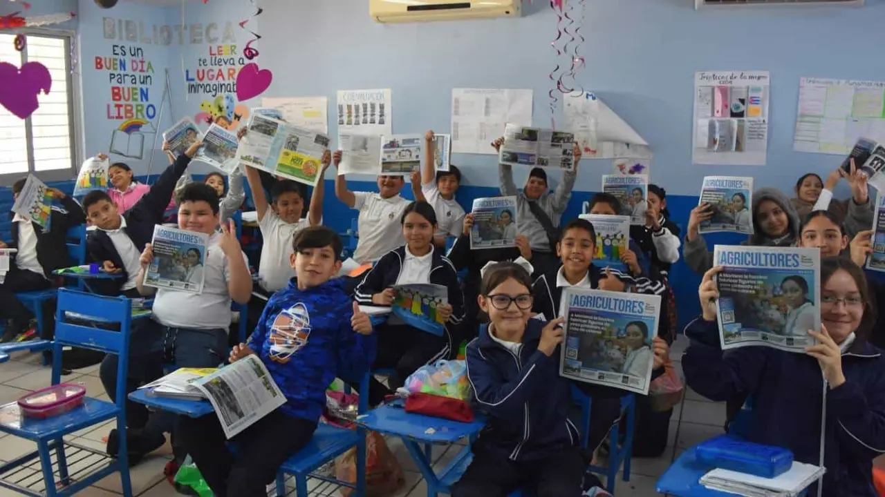 Niños de primaria en Culiacán leyendo el periódico Tus Buenas Noticias - Agricultores. Foto Lino Ceballos