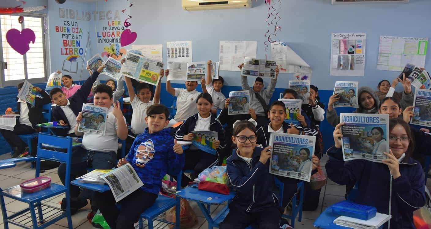 Niños de primaria en Culiacán leyendo el periódico Tus Buenas Noticias - Agricultores. Foto Lino Ceballos
