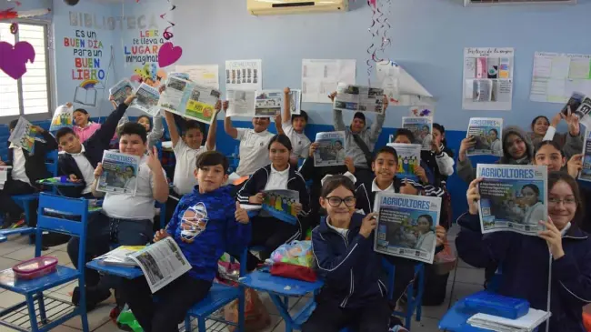 Niños de primaria en Culiacán leyendo el periódico Tus Buenas Noticias - Agricultores. Foto Lino Ceballos