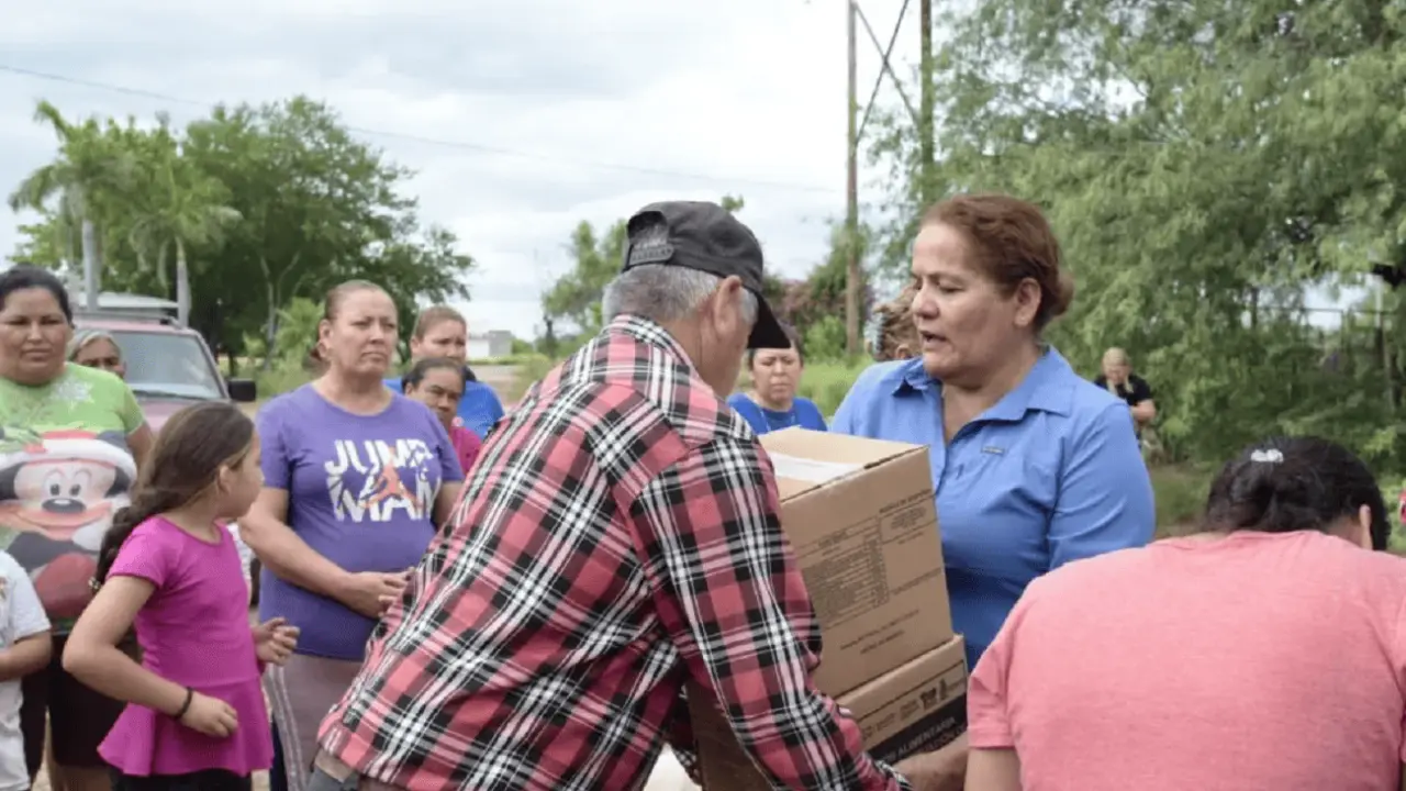 Entrega de despensas en El Fuerte. Foto: Cortesía