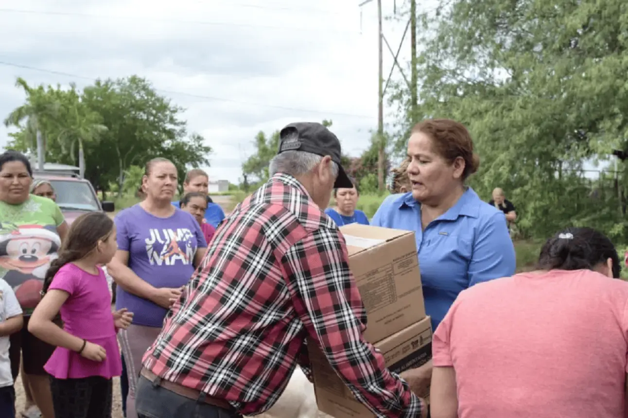 Entrega de despensas en El Fuerte. Foto: Cortesía