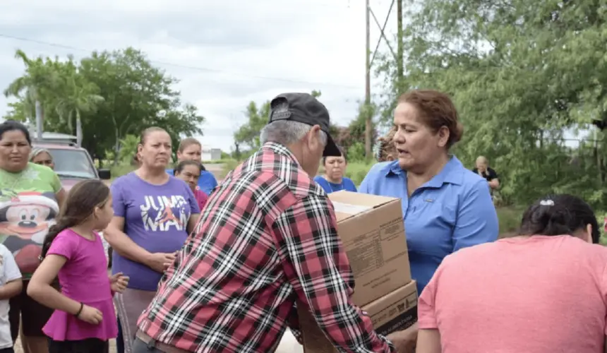 Entrega de despensas en El Fuerte. Foto: Cortesía