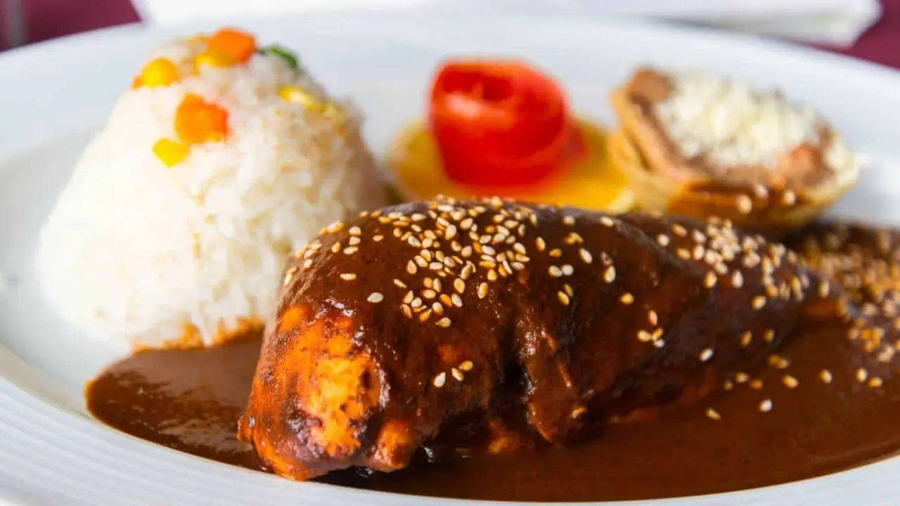 Mole rojo con arroz. Foto People