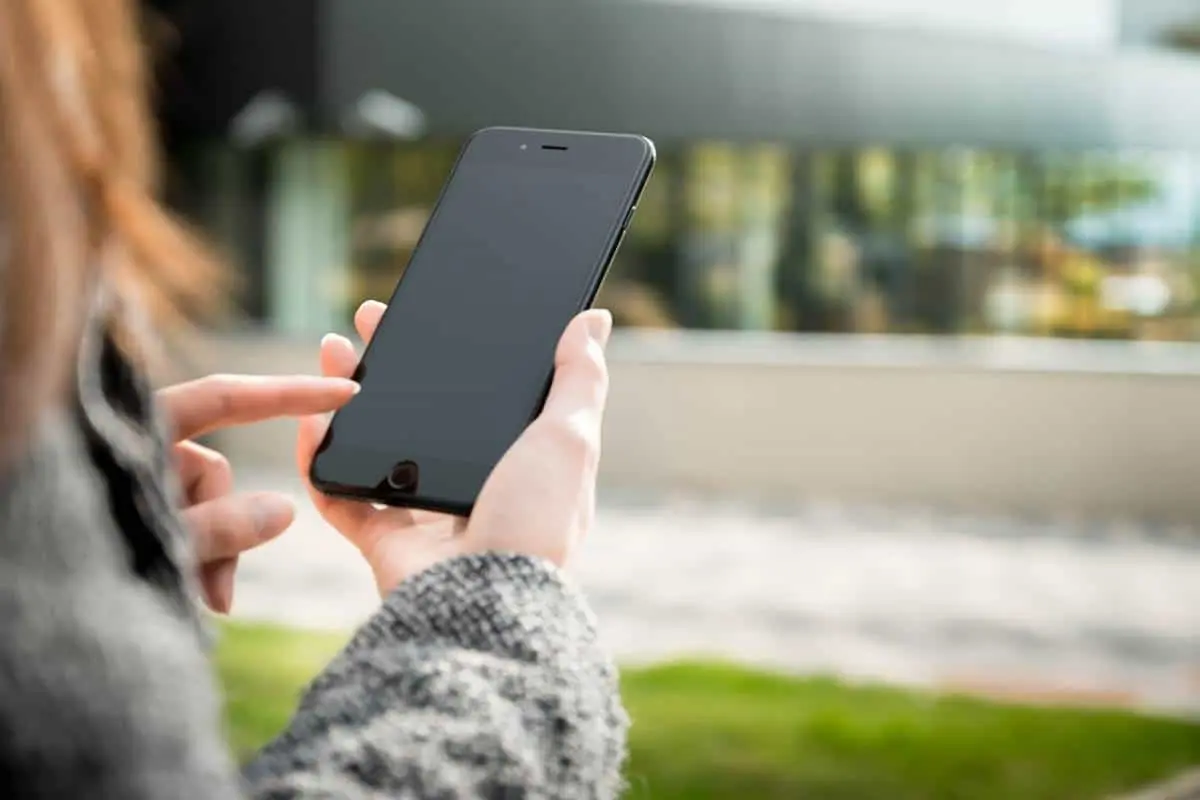 Mujer con celular